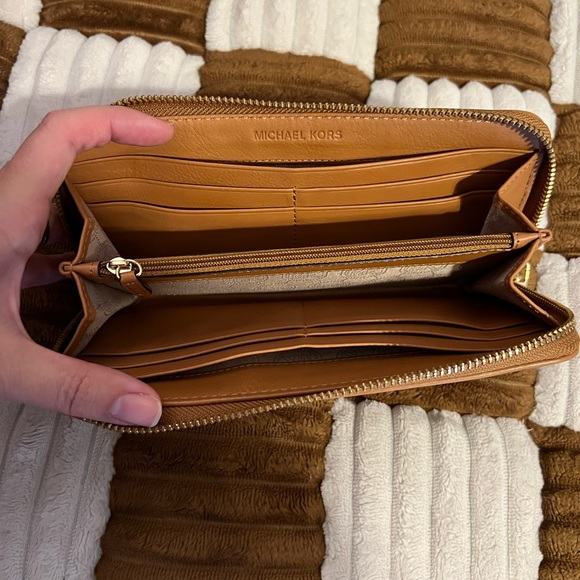 Michael Kors Signature Tan and Brown Zip Around Wallet VGUC! - Picture 7 of 8